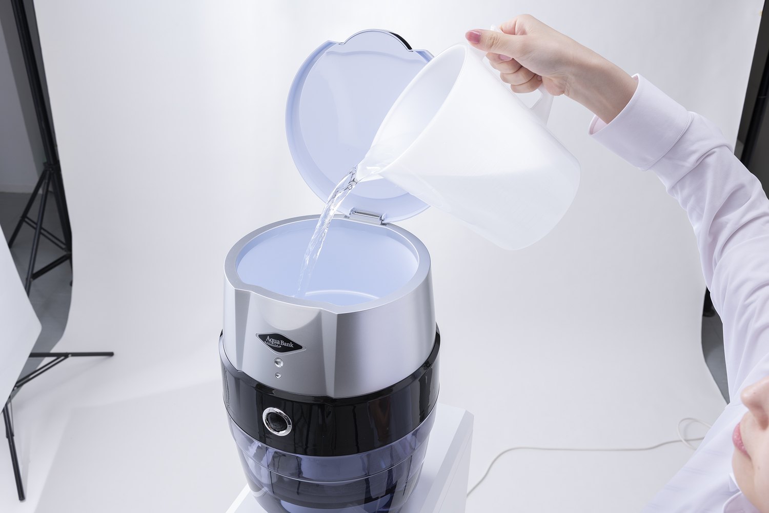 水道水をタンクに注ぐ様子